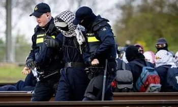 Politie verwijdert bezetters Betuwelijn, tientallen aanhoudingen