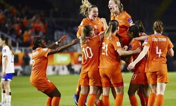 Gehavende Oranjevrouwen verrassen Frankrijk in WK-kwalificatie