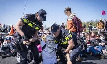 Zes activisten die opstopping op A12 veroorzaakten nog vast