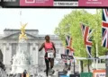 Atlete Assefa wint marathon Londen en verbetert eigen toptijd