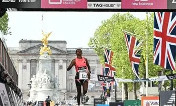 Atlete Assefa wint marathon Londen en verbetert eigen toptijd