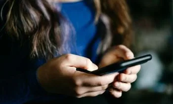 Kwart Nederlanders checkt stiekem telefoon partner