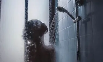 Donker douchen gaat viraal: een betere nachtrust?