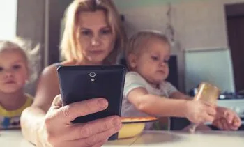 Dit gebeurt er als je als ouder steeds op je telefoon zit