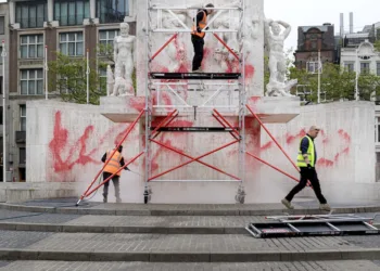 National war memorial in Amsterdam daubed with red paint