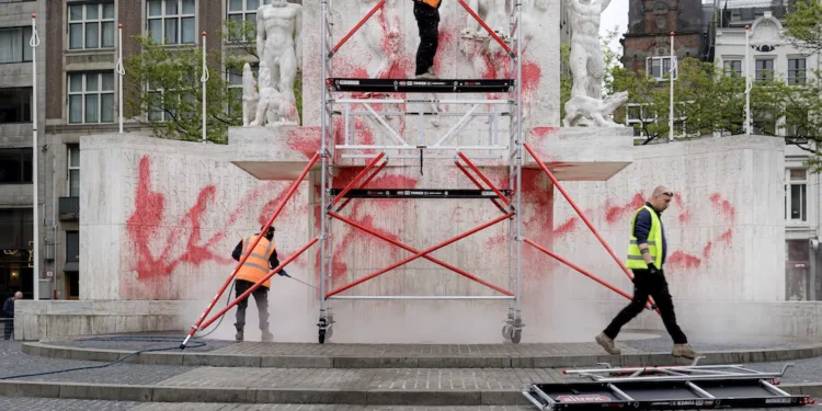 National war memorial in Amsterdam daubed with red paint
