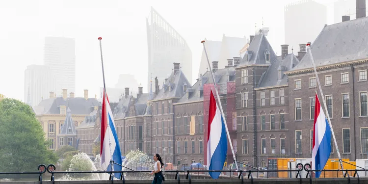 KNMI: code geel voor flinke buien tijdens dodenherdenking