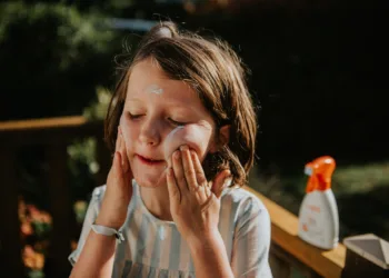 Is zonnebrandcrème schadelijk? Dermatoloog rekent af met hardnekkige fabels