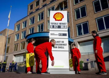 Shell books record profits amid Middle East conflict