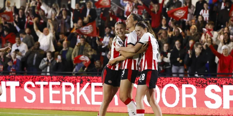 Voetbalsters PSV voor het eerst landskampioen na thuiszege op ADO
