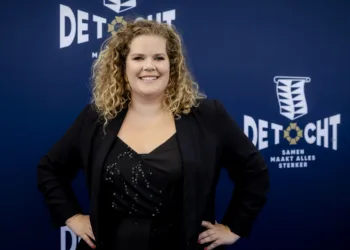 Iris Kroes (winnares 2012) laat in lied horen of er leven na The voice is: ‘Nooit meer van gehoord, die harpmeid die geen hits scoort’