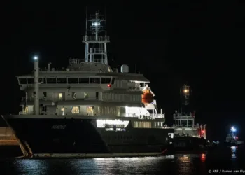 Hondius in haven van Granadilla, gaat voor anker