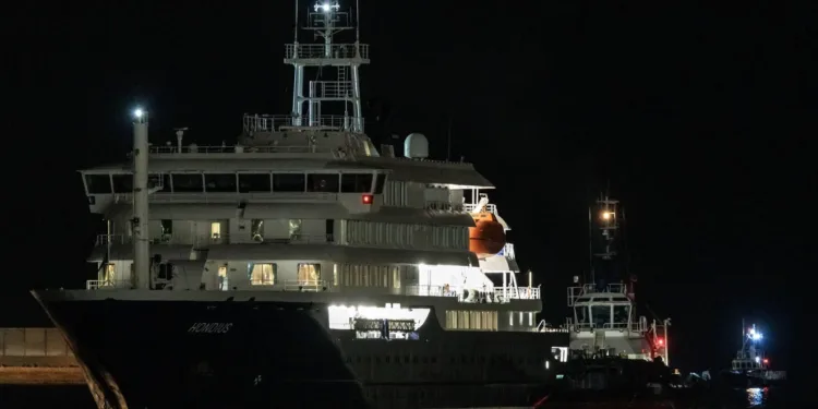 Hondius in haven van Granadilla, gaat voor anker
