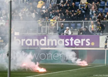 Duel NAC Breda – sc Heerenveen tijdelijk stilgelegd door vuurwerk