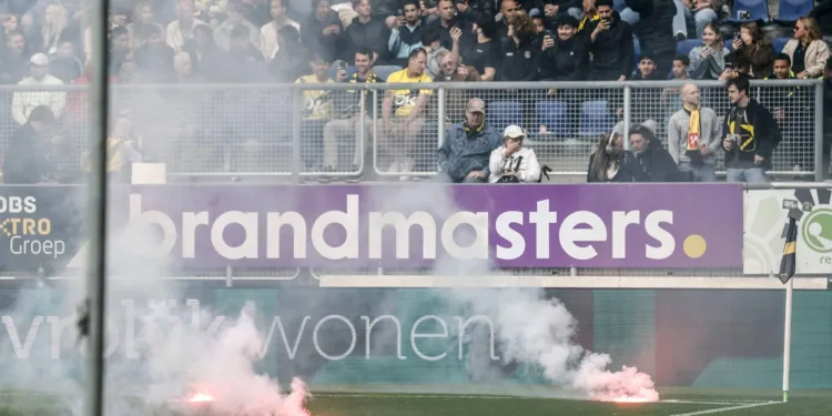 Duel NAC Breda – sc Heerenveen tijdelijk stilgelegd door vuurwerk
