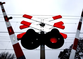 Steeds meer jonge slachtoffers bij spoorovergangen: ProRail start campagne over telefoongebruik