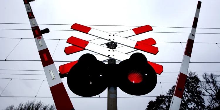 Steeds meer jonge slachtoffers bij spoorovergangen: ProRail start campagne over telefoongebruik