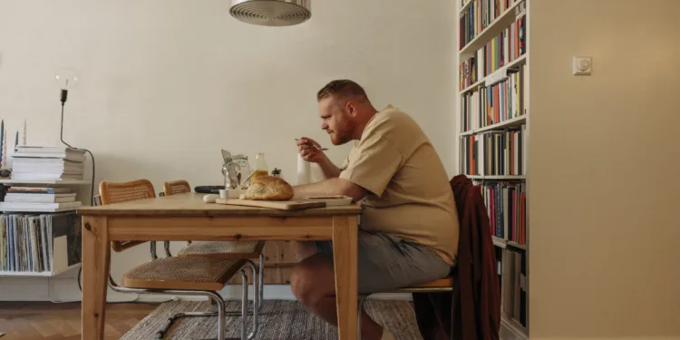 Onderzoekers waarschuwen: lange werkweken vergroten kans op obesitas, 4 dagen werken kan helpen