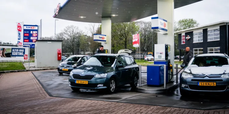 Benzine duur door oorlog Iran, maar zo tank je wél goedkoop: ‘Scheelt 100 euro per 1000 kilometer’