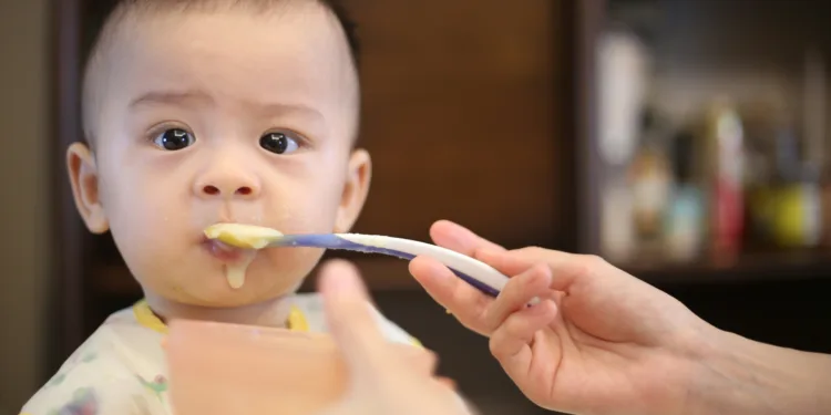 GGD-onderzoek: 80 procent van de babypap in supermarkten is ongezonder dan ouders denken