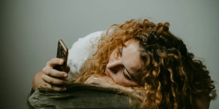 Contact via social media of online vriendschap: het helpt niet tegen eenzaamheid