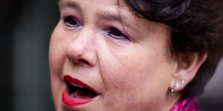 Dijksma noemt geweld Loosdrecht aanval op democratie