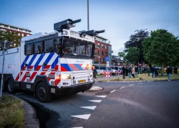 Protest tegen asielzoekers bij Loosdrecht loopt opnieuw uit de hand: waterkanon ingezet
