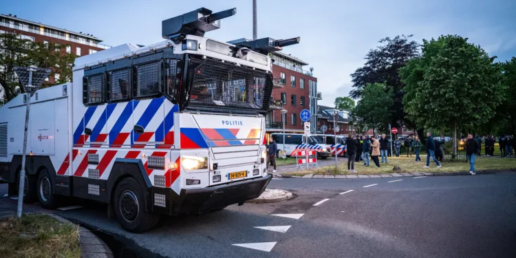 Protest tegen asielzoekers bij Loosdrecht loopt opnieuw uit de hand: waterkanon ingezet