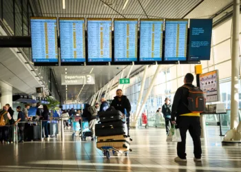 Lange rijen op Schiphol door nieuwe beveiliging: reizigers wachten ruim een uur