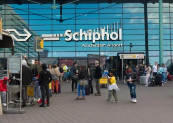 Long queues continue at Schiphol as security firms change hands