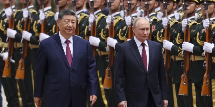 Xi begroet Poetin in Grote Hal van het Volk in Beijing