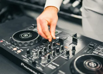 Maria (36) werd voor 1350 euro opgelicht door een dj: ‘Had juist naar het feest uitgekeken’