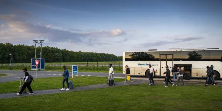 Asielzoekers voor wie geen plek is in Ter Apel gaan naar Gieten