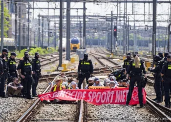 Activisten Extinction Rebellion betreden spoor Utrecht Centraal