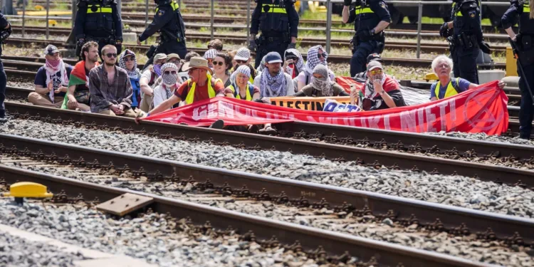 Tientallen activisten aangehouden na spoorblokkade Utrecht CS
