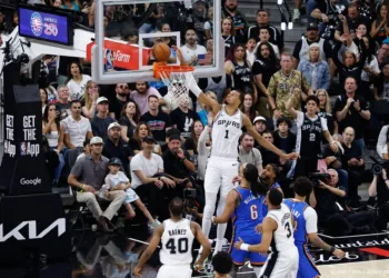 Basketballer Wembanyama brengt Spurs langszij in play-offs NBA