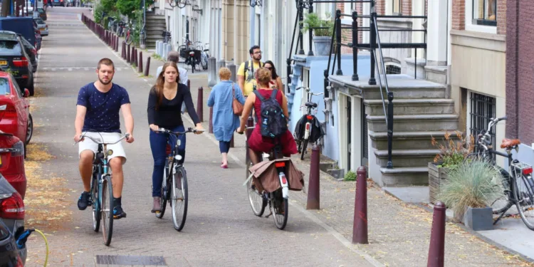 Amsterdam to trial 20 kph cycle path limit, but no fines