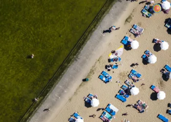 Parkeerplaatsen bij strand en binnenwater lopen vol