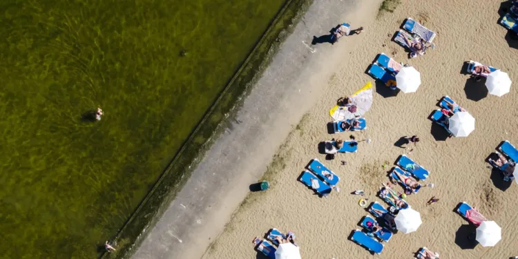Parkeerplaatsen bij strand en binnenwater lopen vol