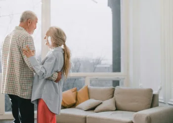 Nieuw onderzoek legt rekening van dementie bloot: 31,8 miljard euro en mantelzorgers betalen mee