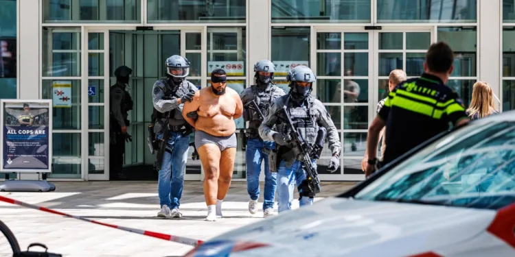 Man aangehouden om verdachte situatie stadhuis Den Haag, droeg alleen een onderbroek