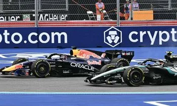 Verstappen na inhaalrace vijfde in GP Miami, zege Antonelli