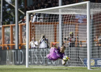 Ajax grab last European place with shoot-out win against Utrecht
