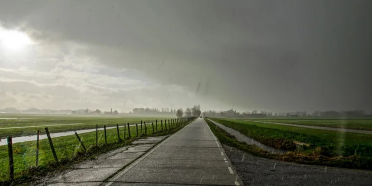 Storms and heavy hail ahead as warm spell ends