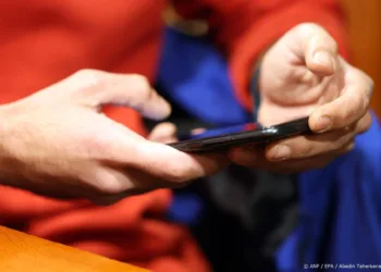 Jongerenbank BUUT laat tieners onder 16 als eerste mobiel betalen