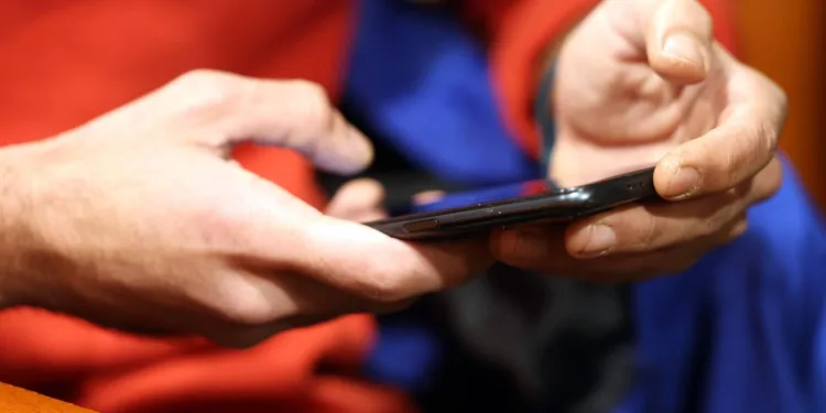 Jongerenbank BUUT laat tieners onder 16 als eerste mobiel betalen