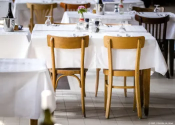 ABN AMRO: mensen gaan minder vaak uit eten in restaurants