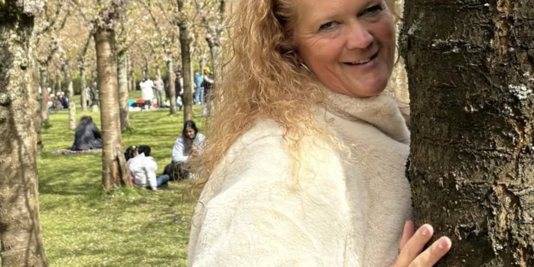 Mirjam (47) bleef berooid achter na haar scheiding: ‘Kreeg te horen dat hij geen cent had, ik moest geld lenen voor boodschappen’